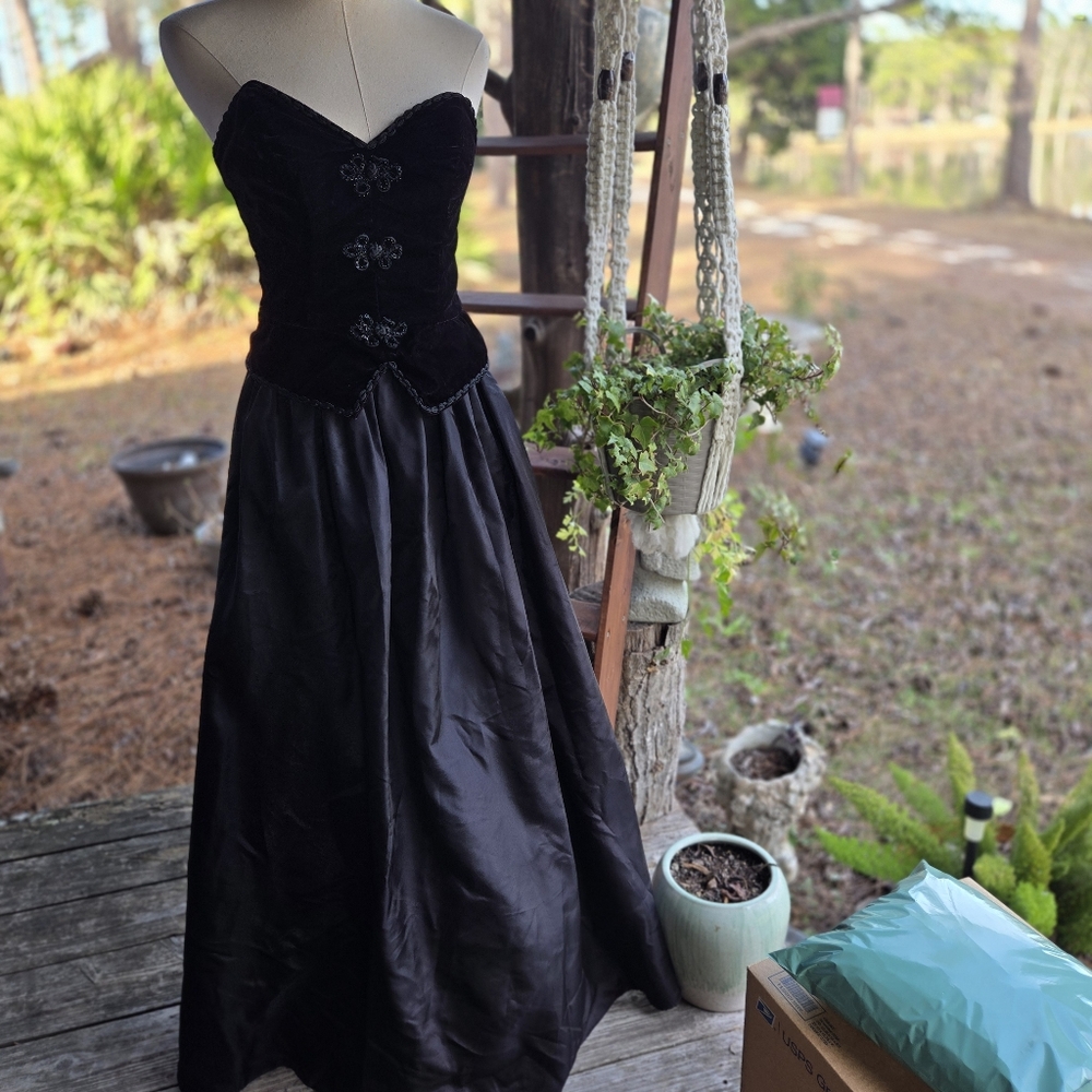 Zum Zum Black With Purple Velvet Bodice Formal Taffeta Strapless Maxi Dress